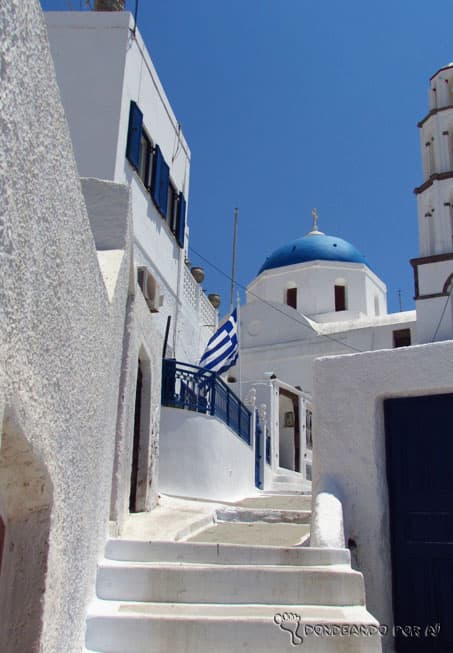 Em Santorini, não deixe de reservar umas horinhas para se perder pelas casinhas de Oia (Crédito da foto: Clarissa Donda)