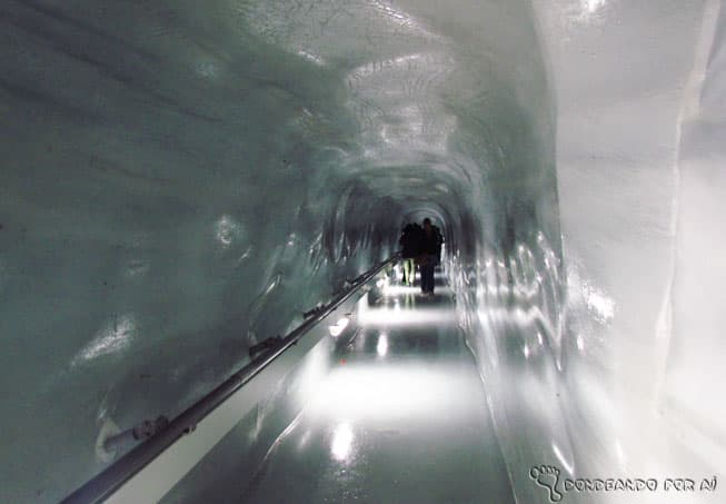 Já pensou em caminhar por enormes corredores de gelo? Isso é possível no Ice Palace (Crédito da foto: Clarissa Donda)