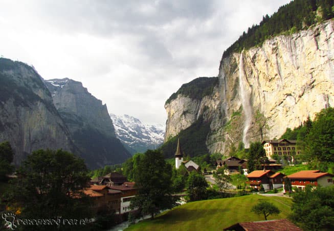 Esta foto é de Lauterbrunnen, cidadezinha que fica nos arredores de Interlaken, e que é o suficiente para fazer você morrer de vontade de fazer as malas agora (Crédito da foto: Clarissa Donda)