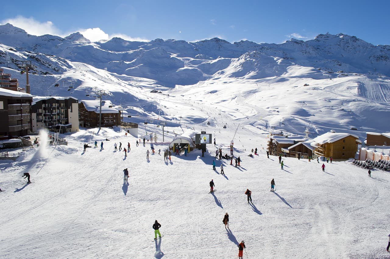 Durante o inverno, as pistas de esqui ficam lotadas de turistas em toda a região dos Alpes Suíços