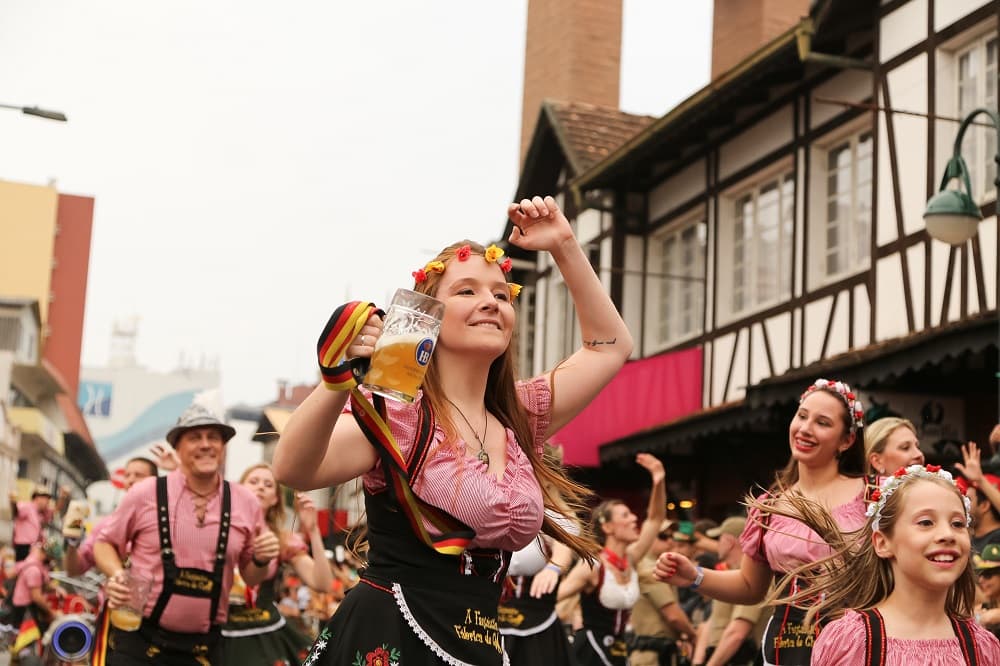 Animação, tradições culturais, música, dança, gente bonita... E tudo isso regado com boa cerveja! Essa é a Oktoberfest em Blumenau (Crédito da foto: Daniel Zimmermann - Divulgação)