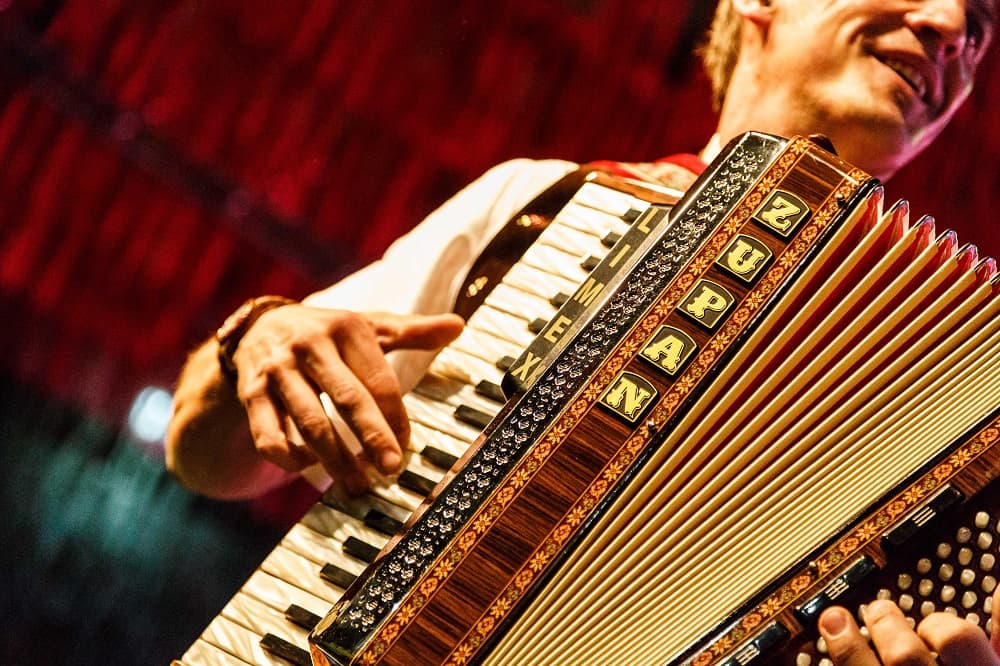 A música e a dança tradicionais da cultura alemã dão o tom durante toda a celebração (Crédito da foto: Daniel Zimmermann - Divulgação)