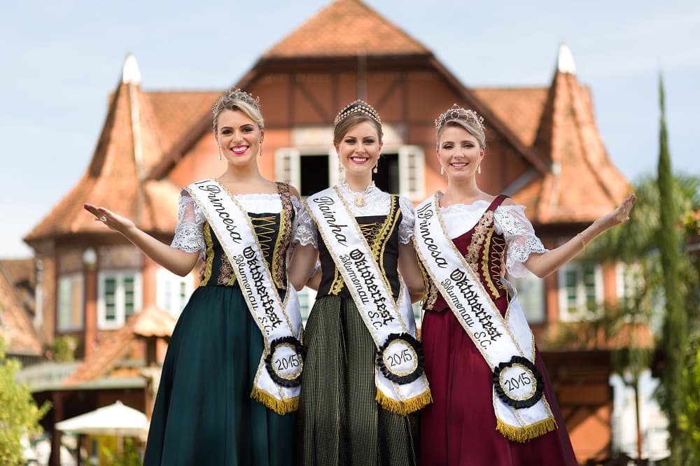 Para fazer bonito como a rainha e as princesas da festa, invista nos trajes típicos (Crédito da foto: Daniel Zimmermann - Divulgação)