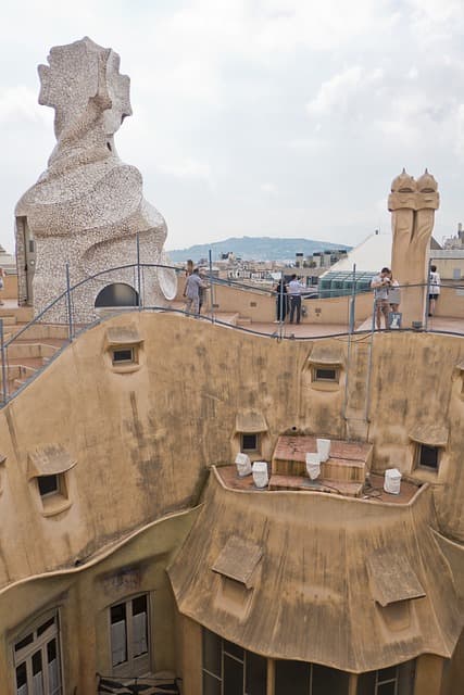 A Casa Milà é uma das muitas construções do arquiteto Antonio Gaudí em Barcelona