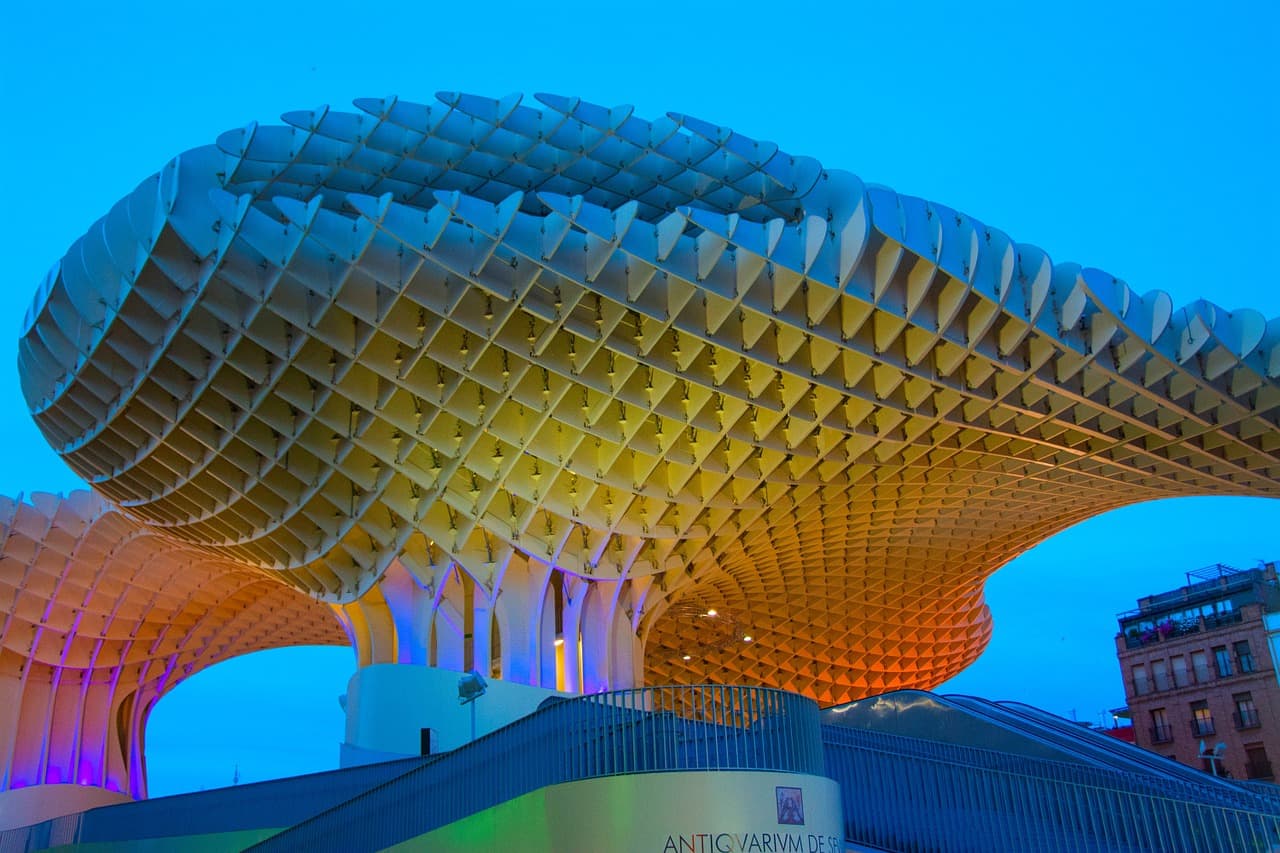 Essa incrível construção futurista fica ainda mais impressionante perto da hora do por do sol