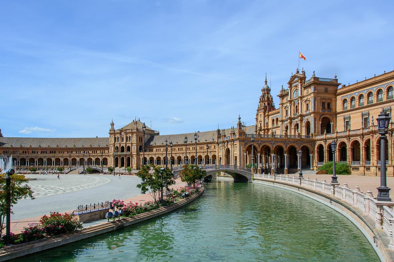 Se tiver um pouco mais de tempo, reserva uns dias para conhecer Sevilla