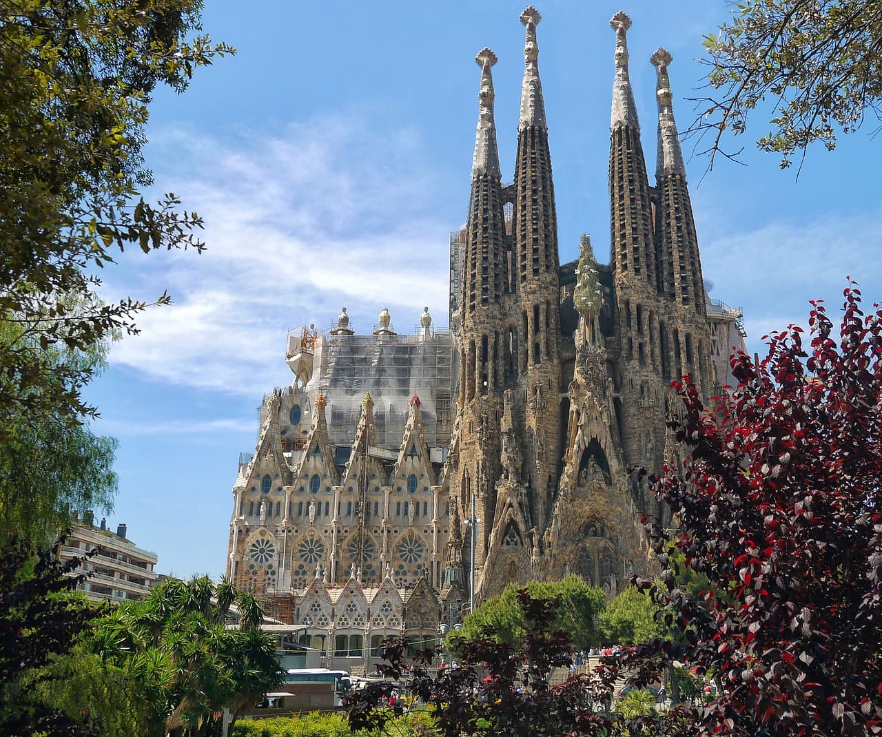 Em construção até 2026, a catedral Sagrada Família pode ser considerada a mais importante construção gótica da Europa