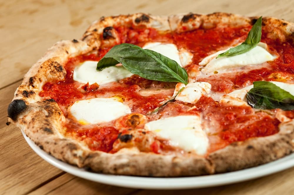 O menu dos restaurantes do Eataly não se resume só a massa, mas essa margherita do La Pizza dispensa comentários (Crédito da foto: Gladstone Campos/ Divulgação)