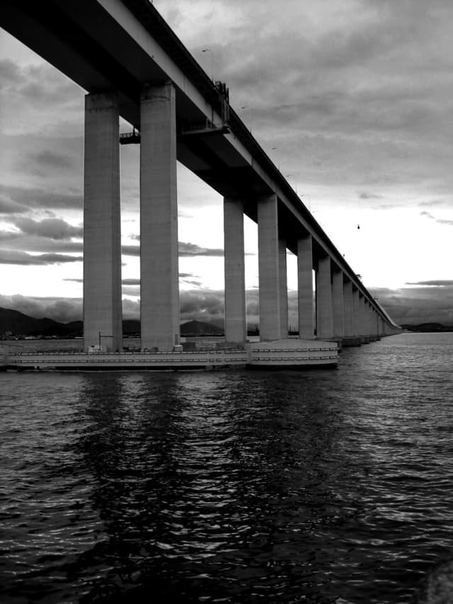 A ponte que corta a Baía de Guanabara é considerada uma das mais bonitas do mundo