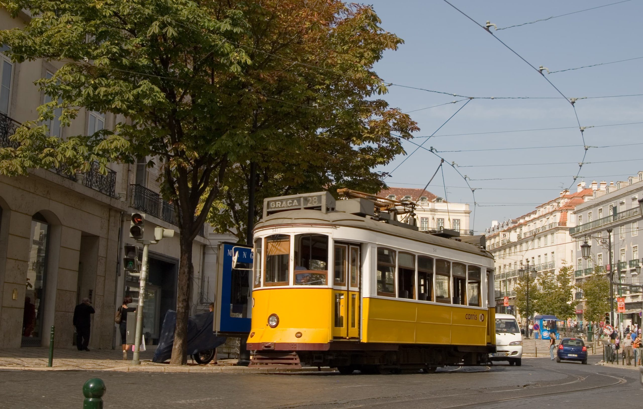 Entre um ponto e outro, não deixe de pegar o tradicional bonde de Lisboa