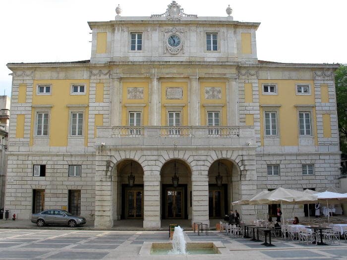 O prédio onde Pessoa nasceu fica em frente ao Teatro São Carlos, no Chiado. (Imagem: Creative Commons License)