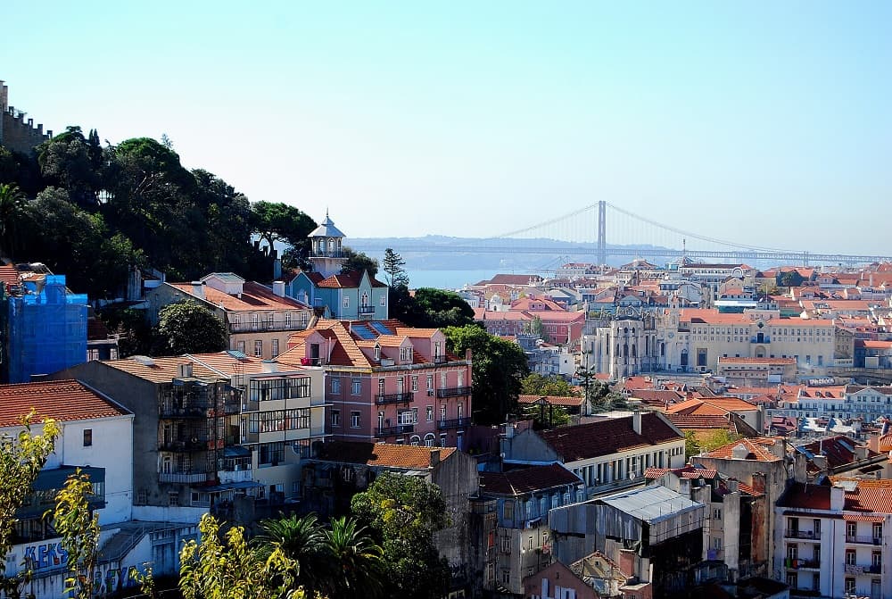 Você pode explorar essa linda cidade seguindo os passos do poeta