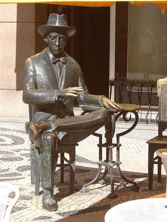 Se você é fã do poeta, com certeza não vai deixar de tirar uma foto ao lado da sua estátua. (Imagem: Creative Commons License)