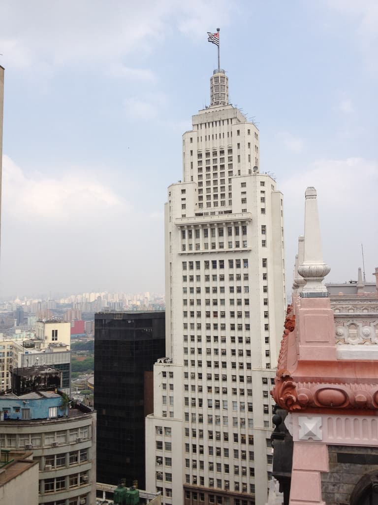 Para tirar as melhores fotos da viagem, termine o roteiro com uma subida ao topo da Torre do Banespa