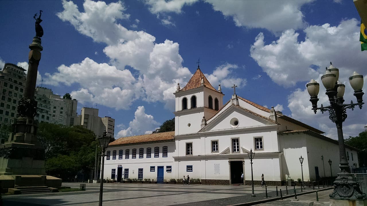 Comece seu roteiro histórico por esse emblema do centro velho de São Paulo, o Pátio do Colégio