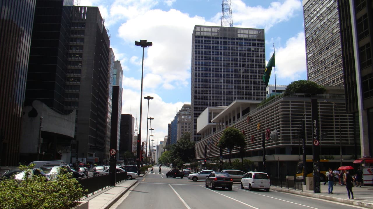 A Paulista é a São Paulo que nunca para: carros, ônibus, metrô, bicicletas e muita, muita gente apressada!