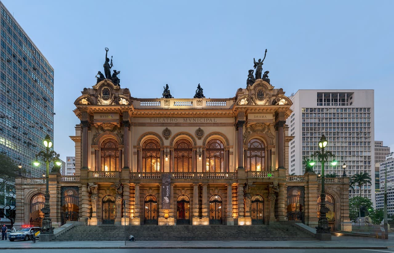 Se tiver a oportunidade, não deixe de conferir ao vivo um concerto no deslumbrante Teatro Municipal
