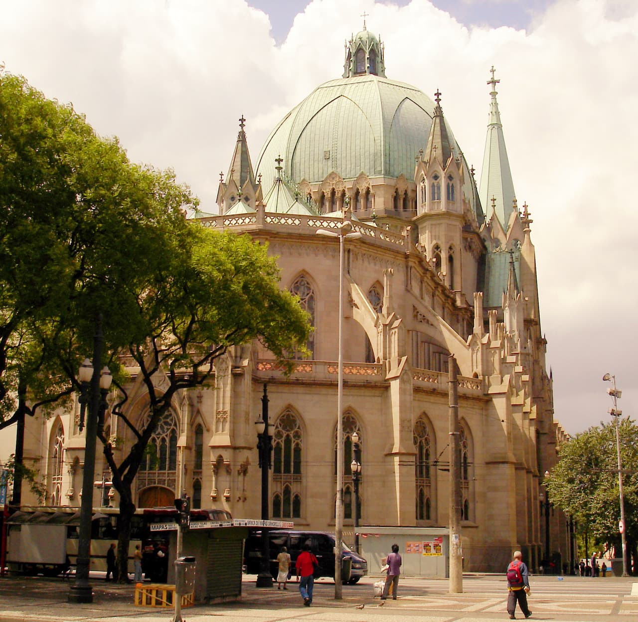 A catedral, que fica exatamente no centro da cidade, é um dos seus principais cartões-postais - e não à toa