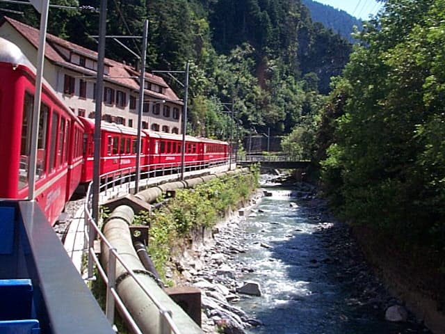 Expedia - Suica - trem