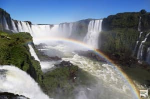 As quedas d'água formam um arco-íris espetacular junto à luz do sol. (Crédito: Viajo Logo Existo)