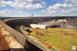 Visitar a Usina de Itaipu também pode ser muito bacana. (Crédito: Viajo Logo Existo)