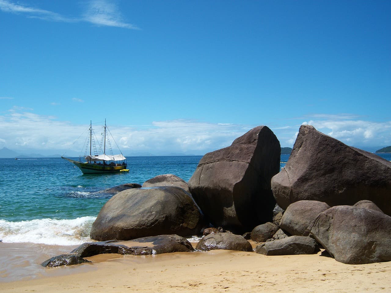 Entre um passeio pelo centro e outro, pegue um barco em Paraty e se aventure pelas praias vizinhas