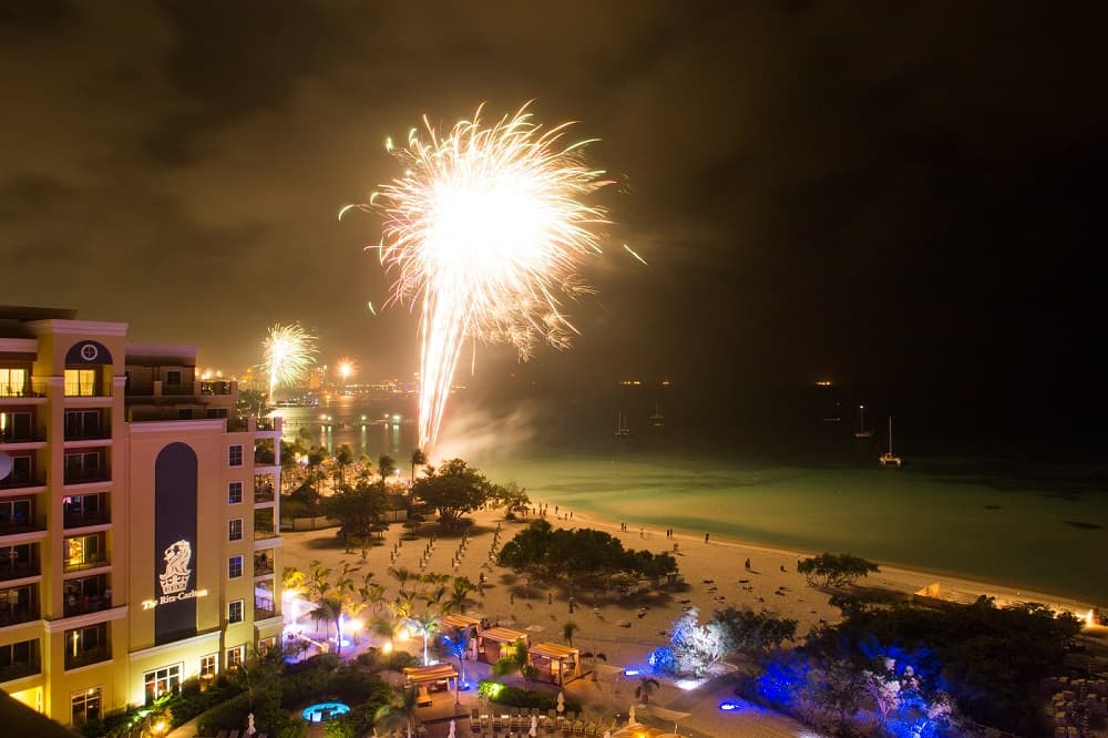 Ver a queima de fotos na praia é especial em qualquer lugar, mas em pleno Caribe pode ser melhor ainda (Crédito da foto: Divulgação Ritz Carlton)