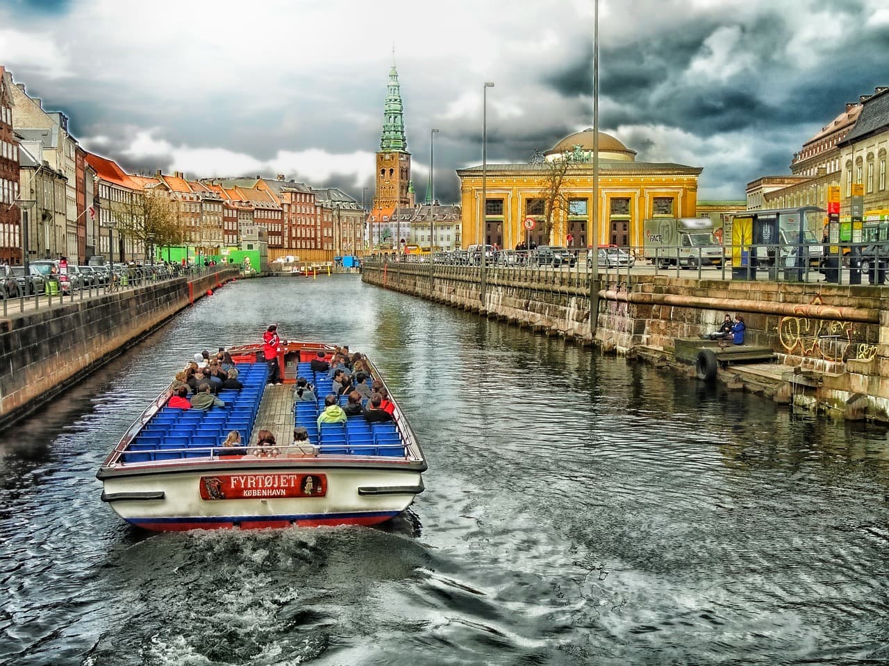 O canal em Nyhavn  é uma ótima área para percorrer de bicicleta em Copenhagen