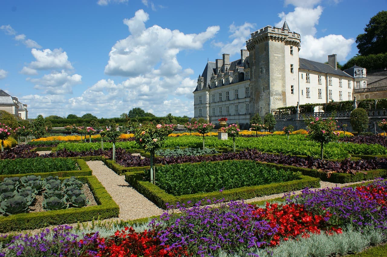 Castelos incríveis e jardins coloridos esperam por você e sua magrela no Vale do Loire