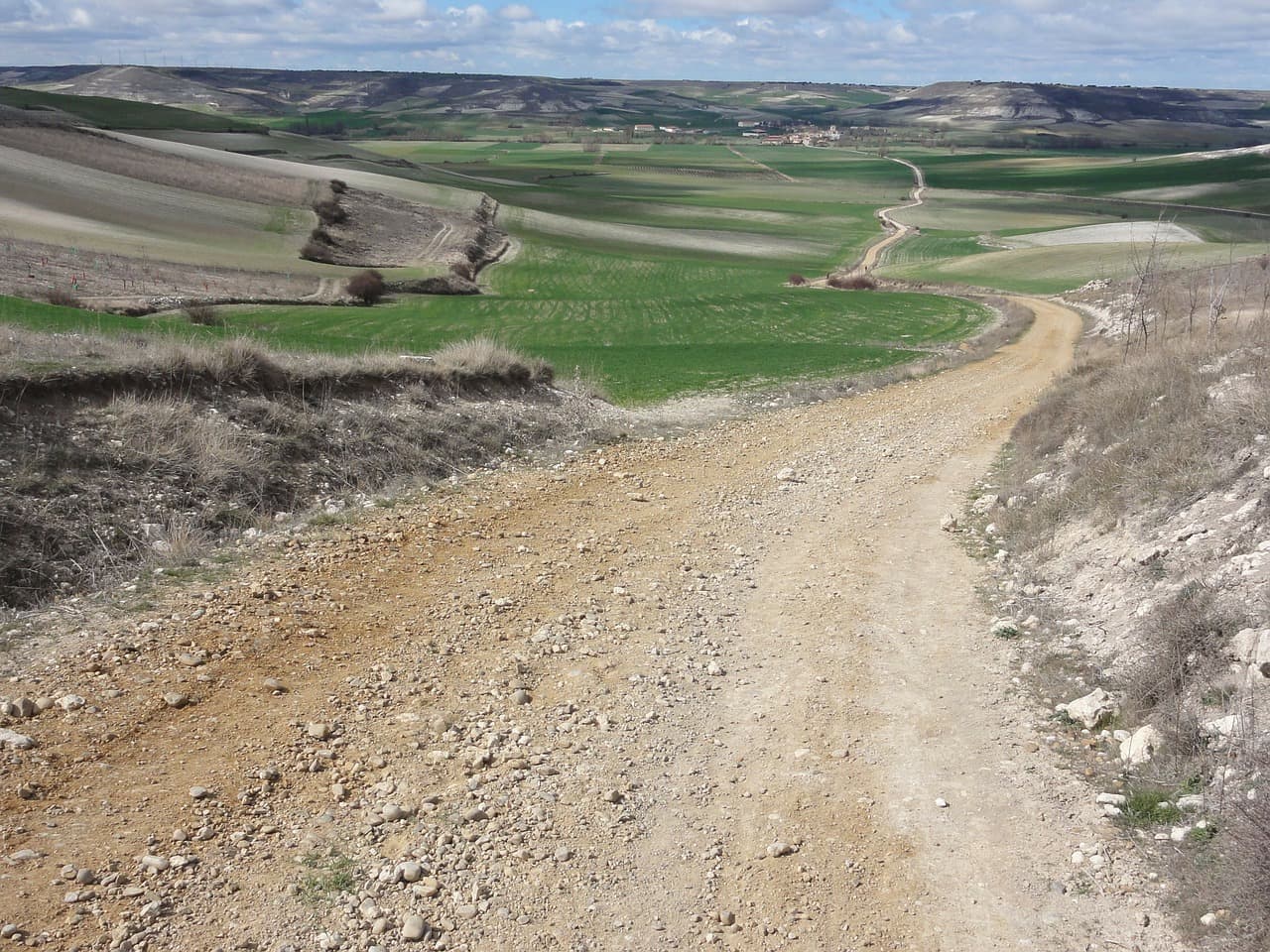Essa estradinha de terra, com a paisagem verde lá no horizonte, é ou não é um convite a um passeio de bike?