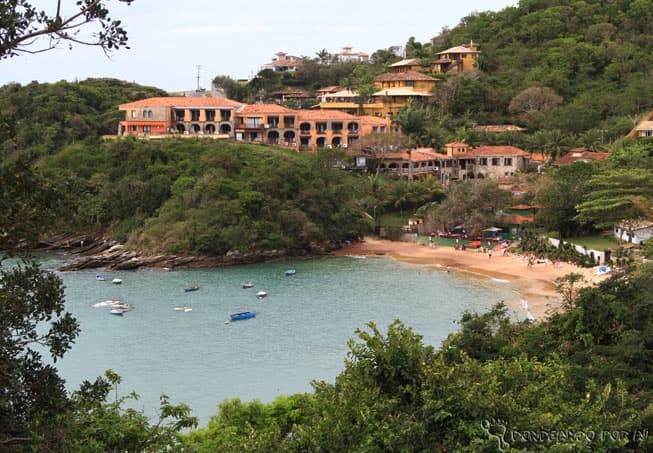 A praia é maravilhosa, mas fique atento se estiver viajando com crianças pequenas ou idosos: o acesso aos hotéis na encosta pode ser difícil (Crédito da foto: Clarissa Donda)