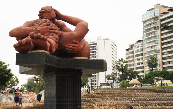 Nem só de comida vive Lima; a Praça do Amor tem uma vibe “love is in the air”, especialmente pela escultura do casal se beijando (Crédito da foto: Clarissa Donda)
