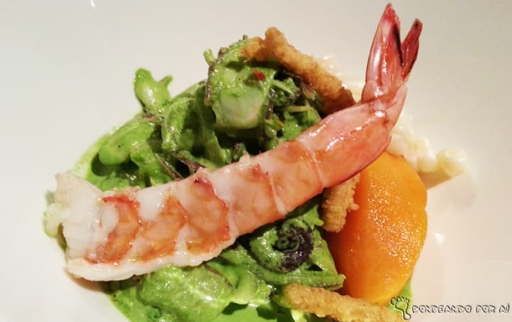 Ceviche de peixe e camarão muito bem apresentado, com molho huacatay, feito de uma erva típica peruana, e batata adocicada deliciosamente macia (Crédito da foto: Clarissa Donda)