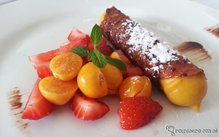 Um “crepe” enrolado de chocolate com mousse de lúcuma e frutas vermelhas – uma delícia do restaurante! (Crédito da foto: Clarissa Donda)