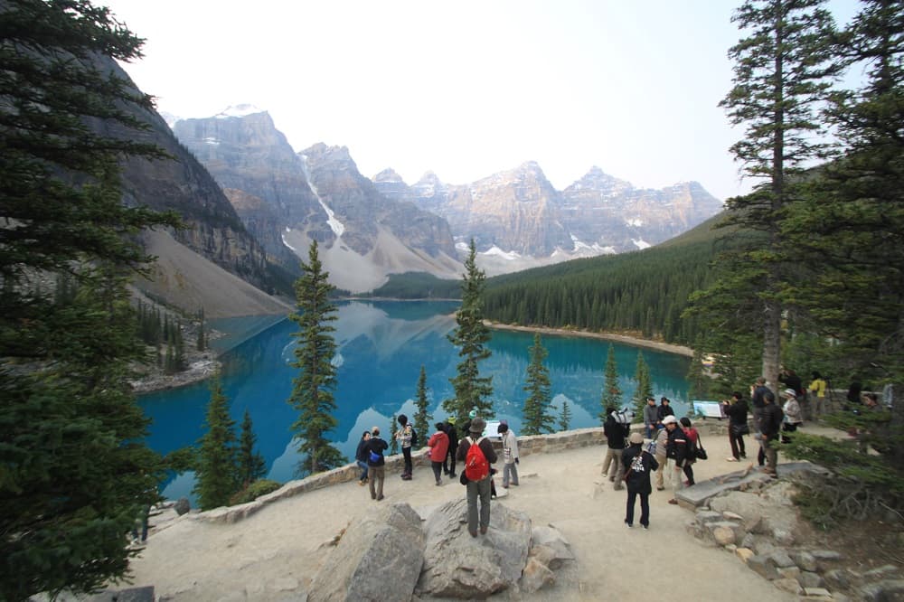 O roteiro pelas montanhas rochosas no Canadá passa obrigatoriamente por Banff, com seus lindos lagos (Crédito da foto: Natalie Soares)