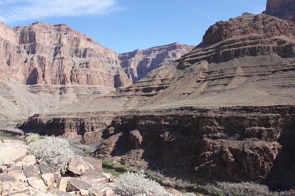 Além da experiência de dirigir por aqui, você pode ainda ficar hospedado dentro do Grand Canyon (Crédito da foto: Natalie Soares)