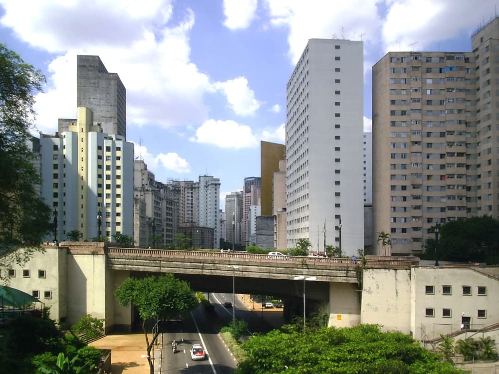 Com vista para uma das avenidas mais caóticas da cidade, está o mirante que virou hit entre o público mais descolado