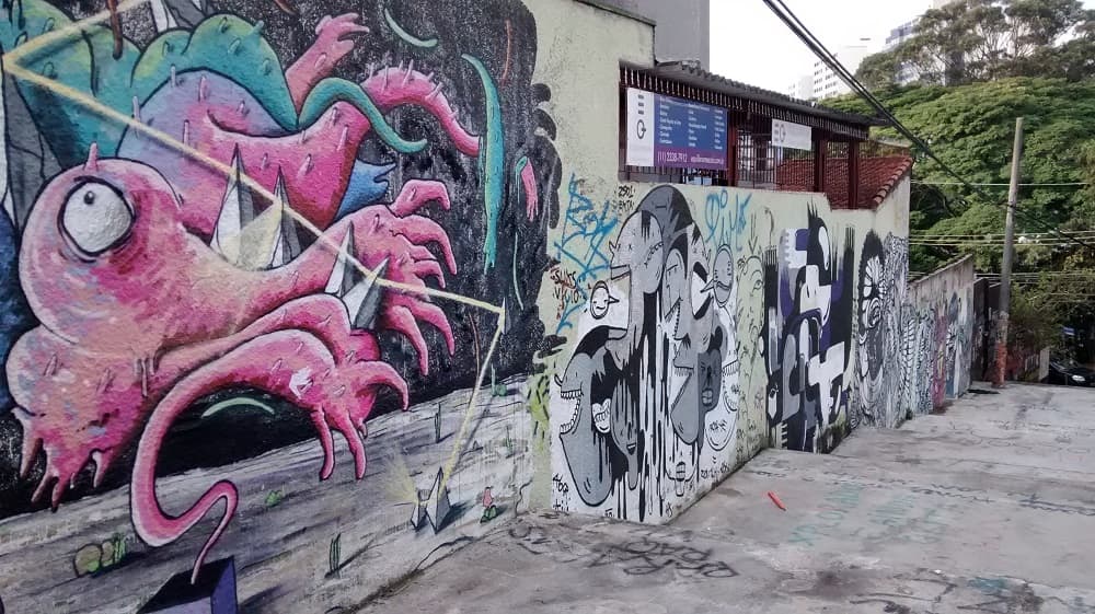 Os desenhos nos muros do Beco do Batman mudam de tempos em tempos, formando uma exposição renovável