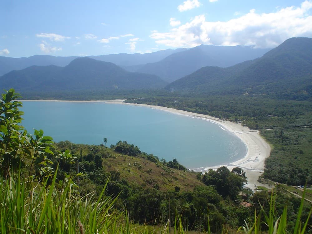 A vista da praia da Almada, em Ubatuba, é um dos presentes da Rio-Santos aos motoristas que viajam por ela