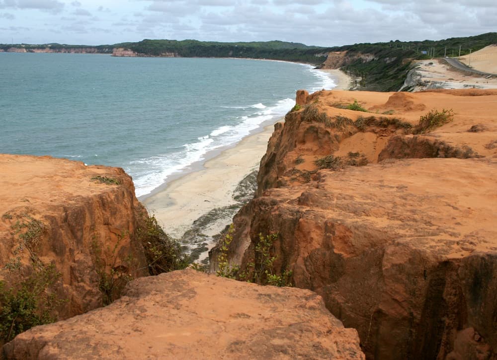 A vista do Mirante dos Golfinhos é de tirar o fôlego; vale também encarar a descida até a praia lá embaixo