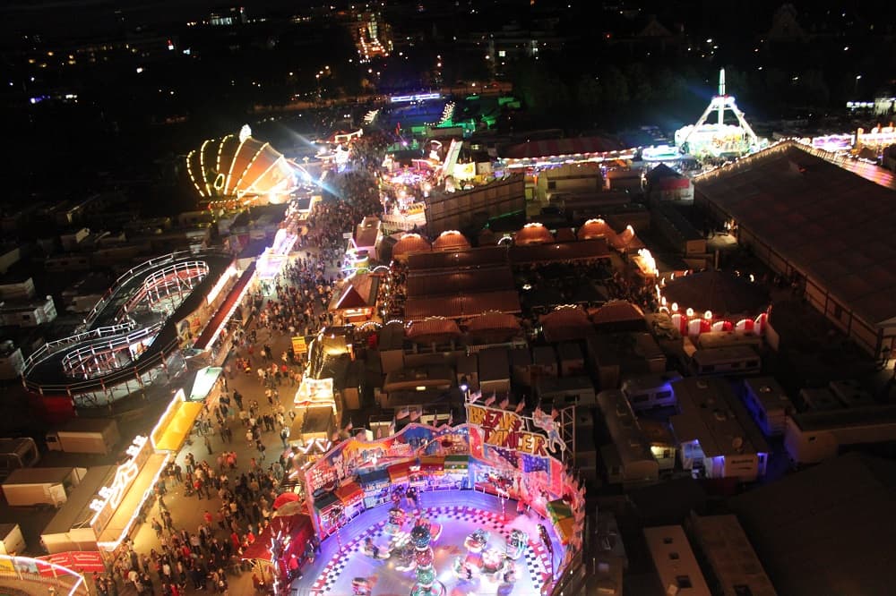 O parque onde acontece a Oktoberfest tem atrações que vão muito além da cerveja (Crédito da foto: Natalie Soares)