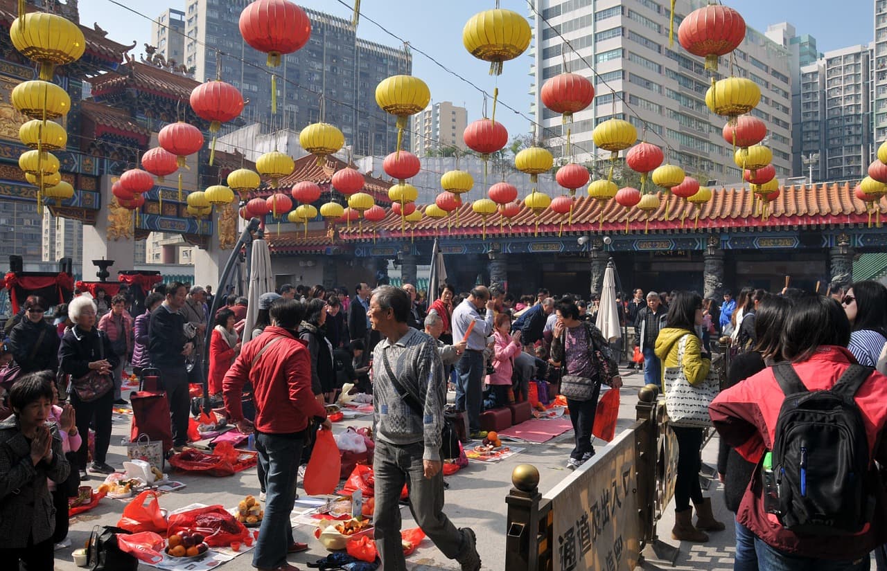 As ruas das cidades chinesas ficam assim: coloridas e lotadas de gente a fim de celebrar o ano novo lunar