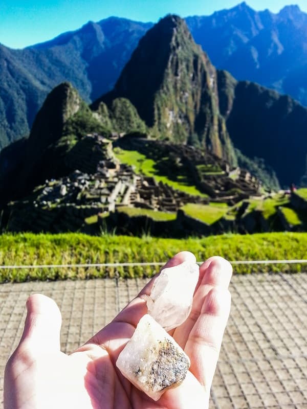Machu Picchu foi toda construída em granito, e uma das teorias é que, com a ação contínua da erosão, a cidade evoluiria para chegar a ser completamente branca, como esta pedra. (Crédito da foto: Clarissa Donda)