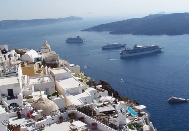 Prepare-se para subir muita ladeira em Santorini; mas a vista com certeza vai compensar (Crédito da foto: Clarissa Donda)