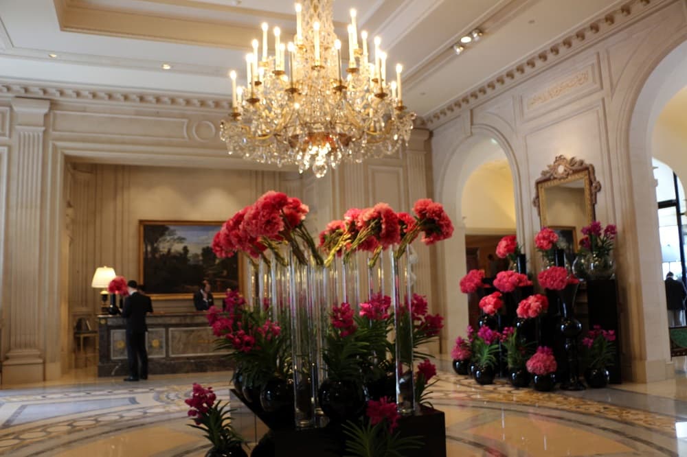 Os icônicos arranjos florais do Four Seasons atraem olhares até de quem não gosta muito de flores (Crédito da foto: Natalie Soares)