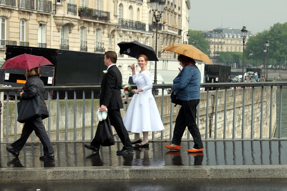 Nem todas as noivas têm a sorte desta, que se casou na catedral de Notre Dame; aí, o que resta é passar a lua de mel em Paris (Crédito da foto: Natalie Soares)