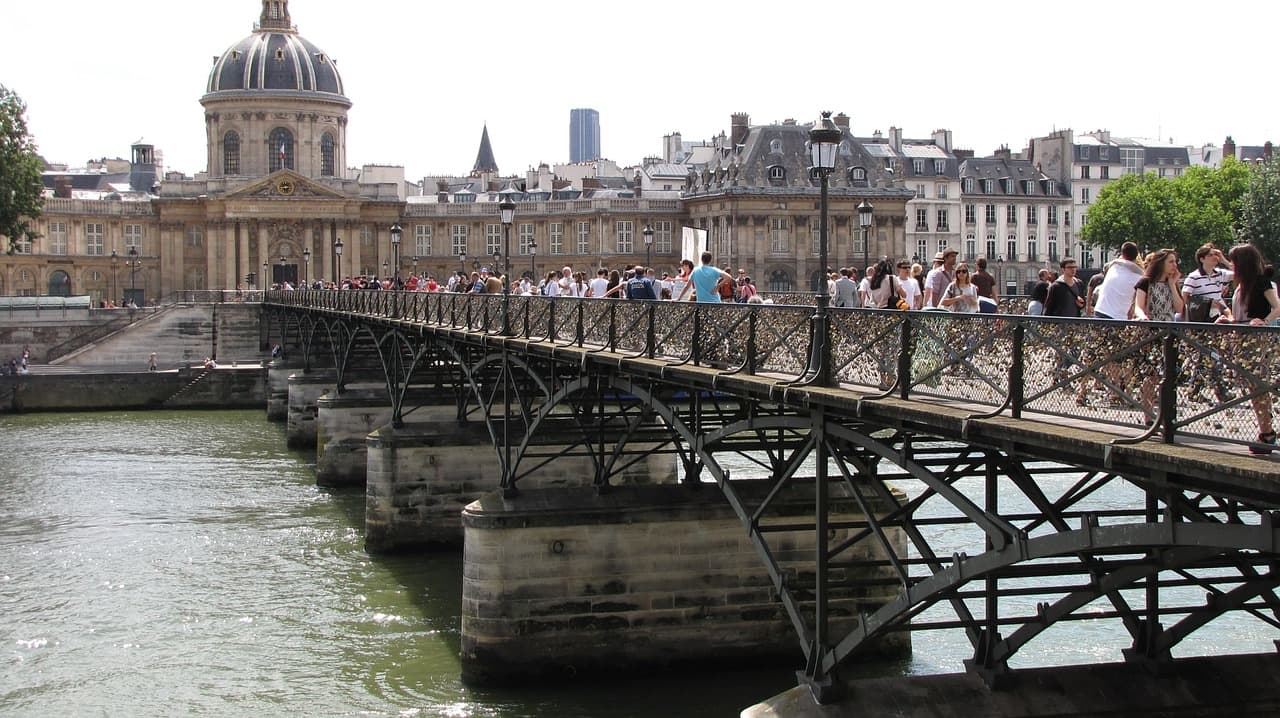 O governo francês removeu os cadeados do amor para manter a Pont des Arts em pé, mas a vista e o pôr do sol de lá continuam intactos