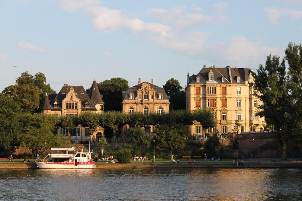 Esqueça a ideia de que Frankfurt é apenas um hub aéreo; a cidade é segura e tem muitas atrações bacanas (Crédito da foto: Natalie Soares)
