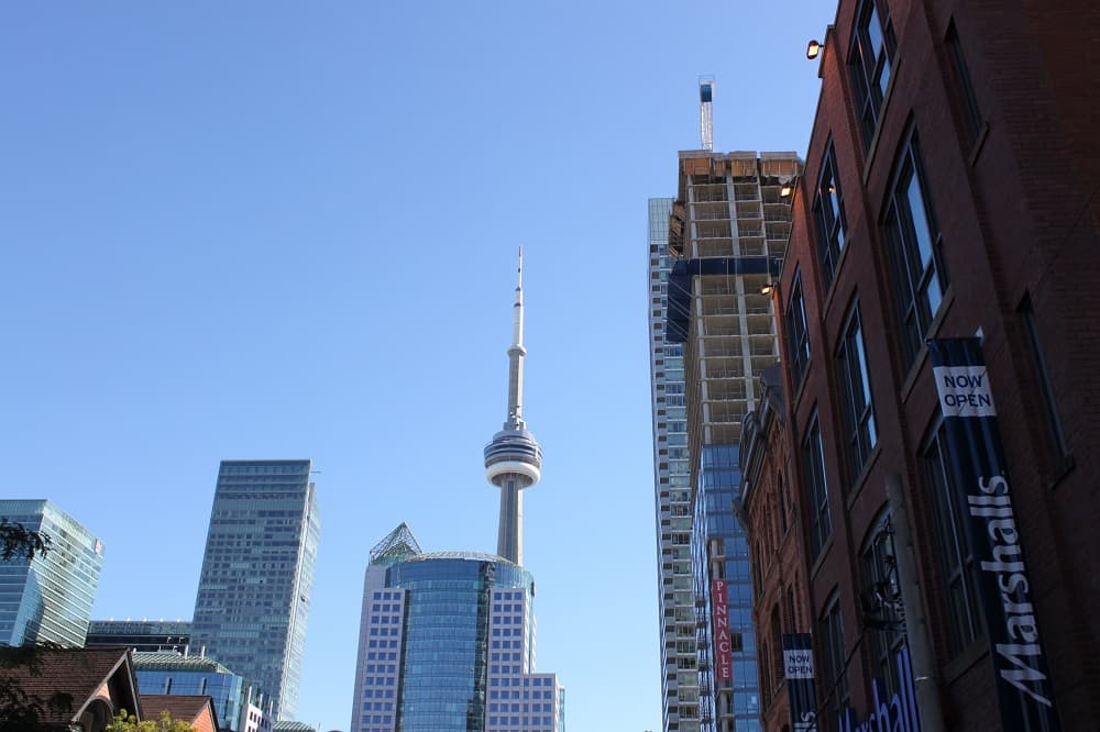 A CN Tower, um dos principais cartões-postais de Toronto, é visita indispensável para quem está na cidade (Crédito da foto: Natalie Soares)