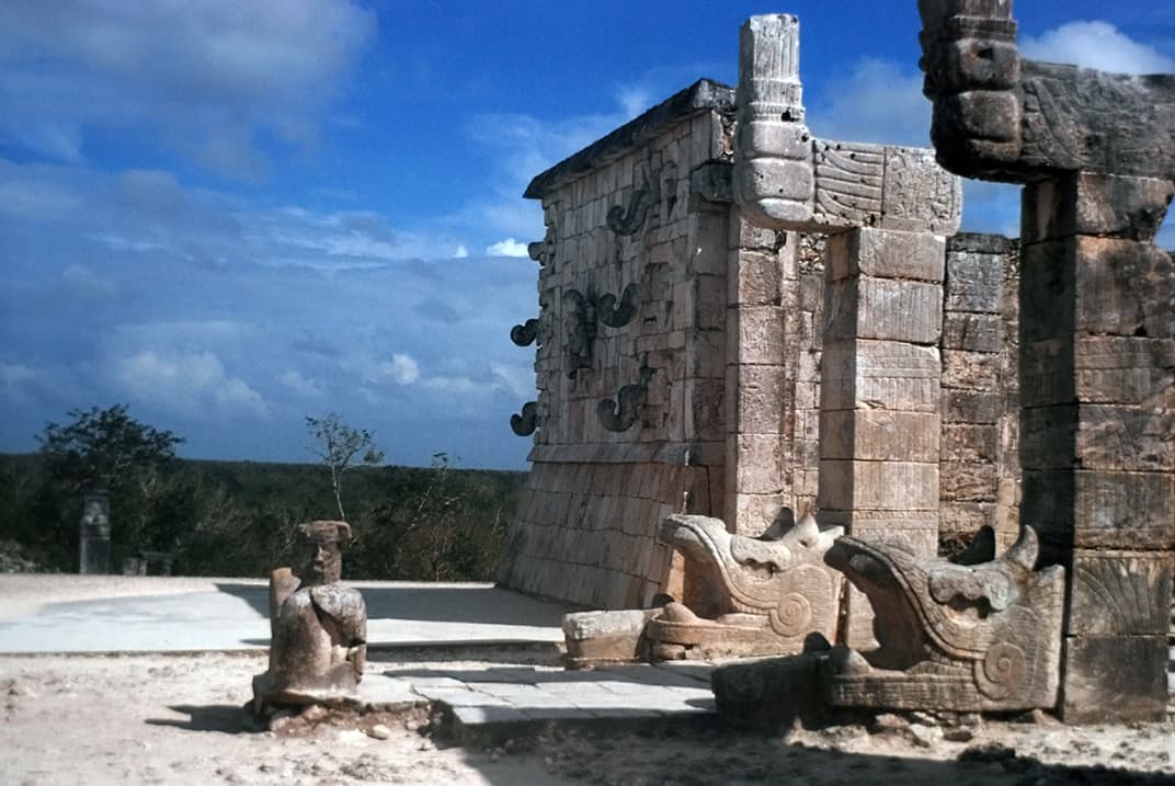 É longe, mas, se você curte história, vale o passeio até as ruínas de Chichén Itzá.